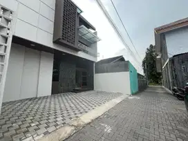 Rumah 2 Lantai Luas di Jl. Palagan dekat Hotel Hyatt, 7 Menit ke UGM
