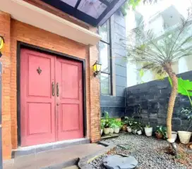 HOT SALE!!!RUMAH MEWAH SIAP HUNI LOKASI STRATEGIS AMAN DAN NYAMAN