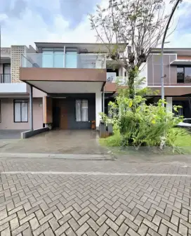 HOT SALE!!!RUMAH MEWAH SIAP HUNI LOKASI STRATEGIS BAGUS AMAN NYAMAN
