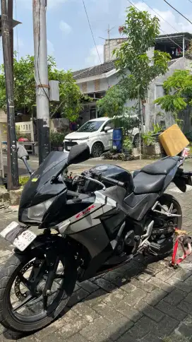 Honda CBR150R tahun 2015