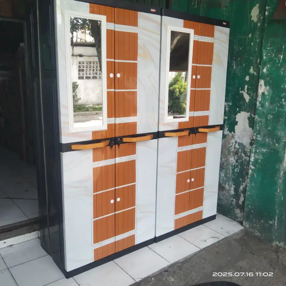 Lemari plastik ukuran jumbo tipe gantungan