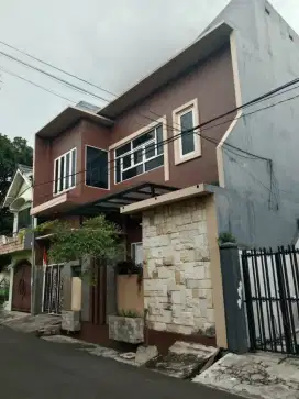 Rumah Dua Lantai Bunga Merak Suhat Dekat Kampus UB Brawijaya