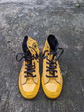Sepatu Converse yellow size 40