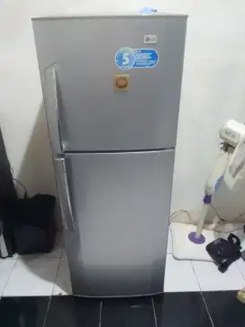 Kulkas LG 2 pintu no frost di jamin orsinil