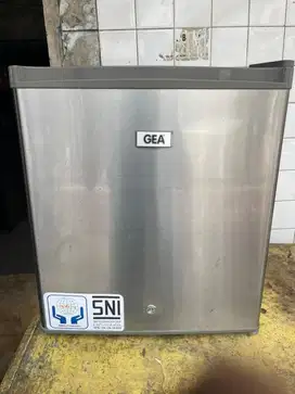Kulkas mini merk gea normal