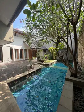 Dijual rumah denga lokasi strategis & depan taman Darmawangsa Jaksel
