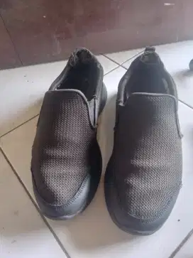 Sepatu skechers slip on
