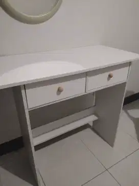 Meja belajar warna putih