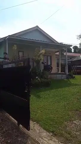 Dijual 2 unit rumah tinggal siap huni, halaman luas