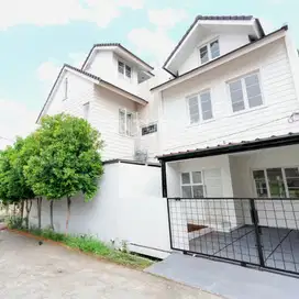 RUMAH HOEK CANTIK SIAP HUNI 
LAYOUT OPEN SPACE DI BEKASI