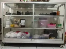 Etalase uk 1,5 m mulus dan lengkap