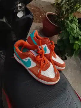 Sepatu sneakers