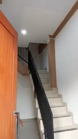 disewakan rumah 2 lantai