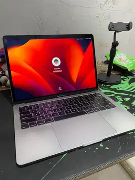 Macbook Pro 2017 ram 8/ssd 256 layar 13 inch core i5