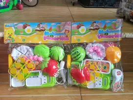 mainan anak buah dan kue potong