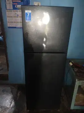 Kulkas 2 pintu merek Aqua Tanpa salju