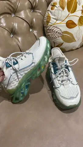 Preeloved sepatu