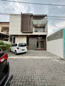 RUMAH MEWAH 2 LANTAI ISTIMEWA DI JALAN PALAGAN DEKAT HOTEL HYATT DAN M