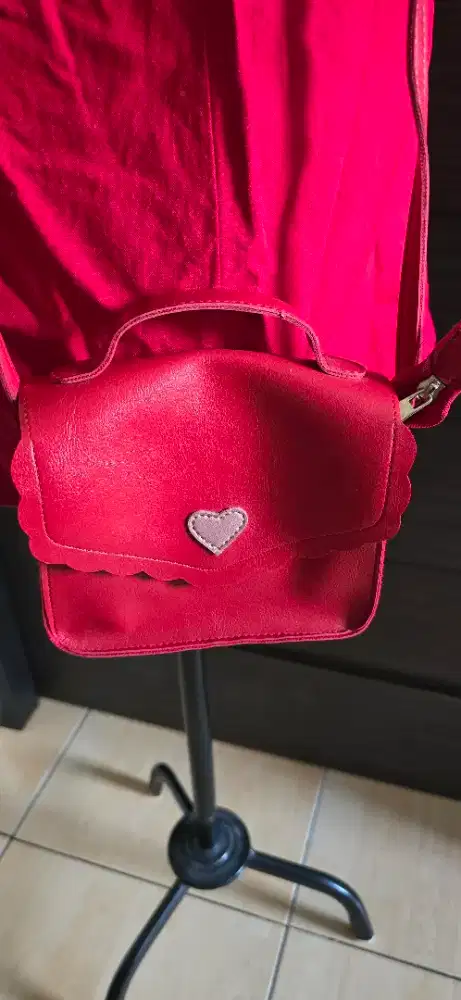 tas merah logo hati pl