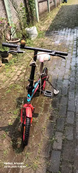 Sepeda Lipat warna merah