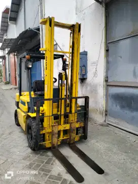 Forklift Komatsu 2,5 ton tahun 2000.