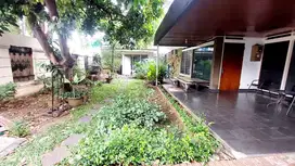 Rumah lama  cocok untuk tempat usaha di Tebet Raya