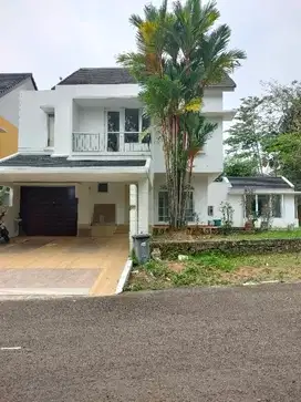 rumah hook dua lantai halaman luas depan area hijau