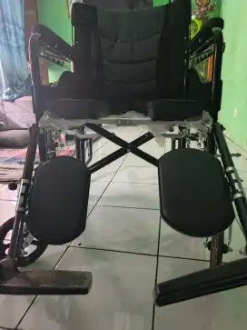 Kursi roda dengan lubang buang air di tengah