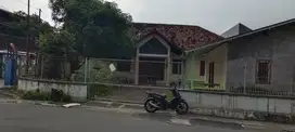 dikontrakan rumah luas cocok untuk caffe ,kantor dll di gejayan