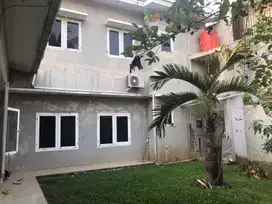 Rumah Dijual Dengan Halaman Luas Di Villa Melati Mas