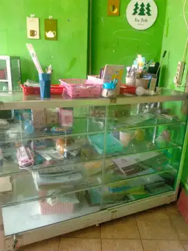 Etalase bekas alat tulis
