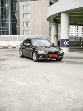BMW 320i SPORT WARNA HITAM TAHUN 2015