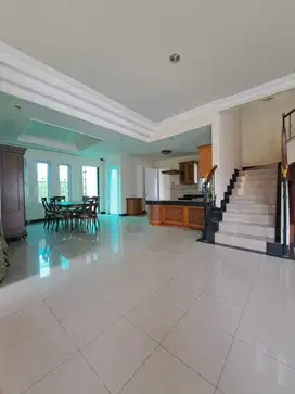 Dijual Rumah Mewah Serasa Villa Tangerang Selatan