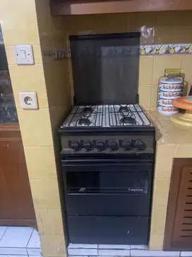Kompor dgn 4 tungku dan oven bawah 2 tingkat. kondisi masih baik