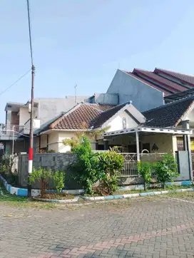 Dijual Rumah Hook Strategis 2 Lantai di Tengah Kota Malang