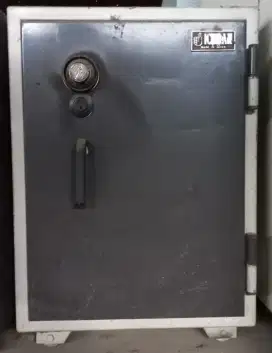 Brankas ICHIBAN tinggi 80cm made in Japan. Ada 2 unit.