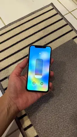 Dijual Iphone X silver 64GB Teregister Permanen Hp charger