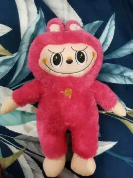 Boneka labubu dan kucing