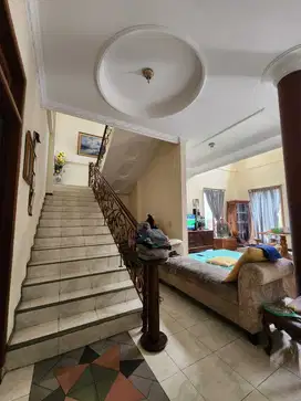 Disewakan Rumah Besar 2 Lantai Semi Furnish dalam Komplek di Duren Saw