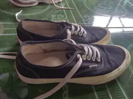 Sepatu sekolah vans