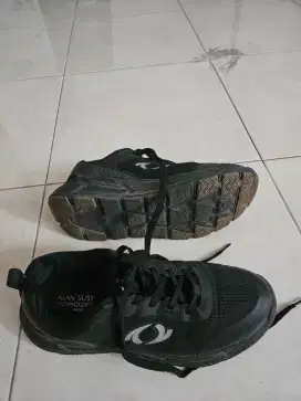 Sepatu lari astec