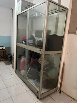 Lemari kaca untuk pakaian