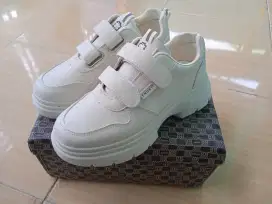 (preloved) Sepatu Sneakers Wanita Warna Beige Ukuran 38