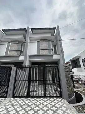 Rumah 2 Lantai Baru SHM di Sutorejo Utara Minimalis Siap Huni