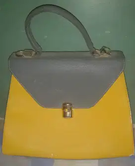 Preloved Tas Bahu Charles and Keith