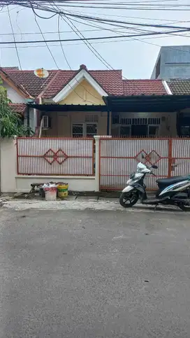 DISEWAKAN RUMAH UTK 2 THN DI TAMAN ROYAL, TANGERANG