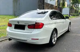 TDP MINIM Kredit BMW 320i F30 Sport AT 2014 Putih Data Daerah dibantu