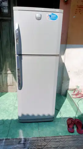Kulkas 2 pintu merek lg