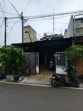RUMAH MEWAH DALAM.KAMPUNG BELAKANG ARAYA