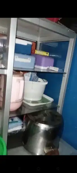 Etalase berlaci,bekas jualan es